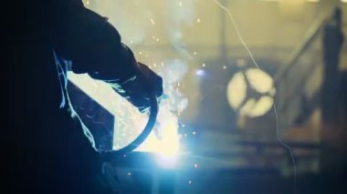 Kaynakçı metal sektöründe iş başında
