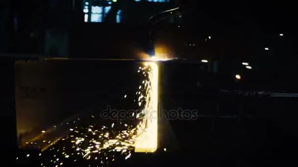 Зварювальник на роботі в металургійній промисловості — стокове відео