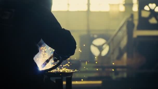 Soldador en el trabajo en la industria del metal — Vídeo de stock
