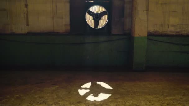 Ventiladores de tamaño industrial en un edificio subterráneo — Vídeos de Stock
