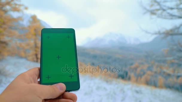 Зеленый экран смартфона для отслеживания и ввода клавиатуры . — стоковое видео