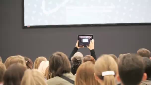 Bir resmi smartphone veya tablet için yapar — Stok video