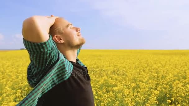 Silueta de hombre al atardecer. Concepto de libertad . — Vídeos de Stock