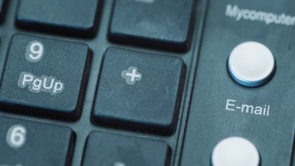 E-mail. Primo piano di un'icona della busta di posta elettronica su un pulsante della tastiera del computer . — Video Stock