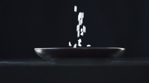 Reis in Teller gießen und mit Hochgeschwindigkeitskamera schießen — Stockvideo