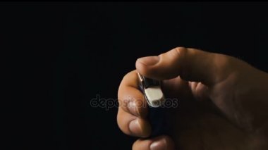 Siyah arka plan üzerinde elinde bir araç içi tutuşturmak.