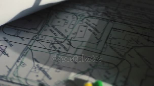 Arquitecto trabajando desde casa, dibujando un proyecto de vivienda — Vídeos de Stock