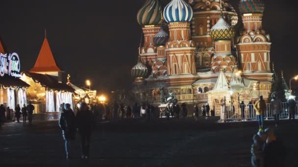 Moszkva, Oroszország - január, 2017: A Saint Basils katedrális a Vörös téren éjszakai kilátás — Stock videók