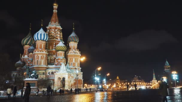 Moskova, Rusya - Ocak, 2017: Saint Basils Cathedral Red Meydanı gece görünümü — Stok video