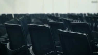 Boş sinema salonu ile konforlu deri koltuklar görünümünü.