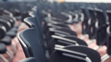Boş sinema salonu ile konforlu deri koltuklar görünümünü.