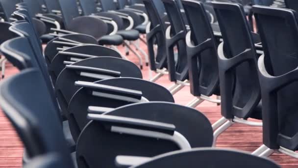 Weergave van lege bioscoop zaal met comfortabele leren stoelen. — Stockvideo