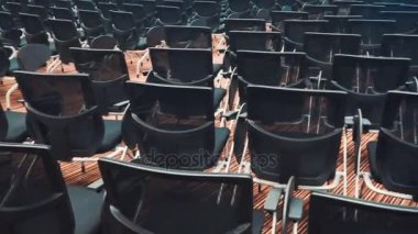 Boş sinema salonu ile konforlu deri koltuklar görünümünü.