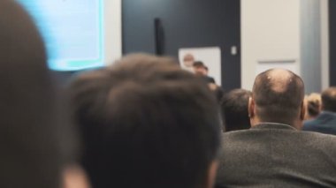 Başarılı satış pazarlama ve şirket yönetimi hakkında konuşma dinlerken