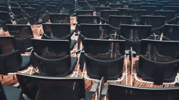 Vista de la sala de cine vacía con cómodos asientos de cuero . — Vídeo de stock