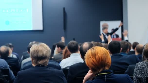 Persona en el foro para resolver los problemas económicos de nuestro tiempo y ver el problema . — Vídeo de stock