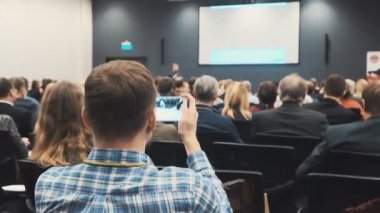 insanlar bir konferans ya da sunum