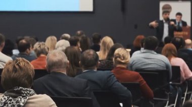 Başarılı satış pazarlama ve şirket yönetimi hakkında konuşma dinlerken