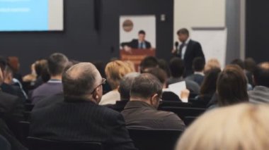 Başarılı satış pazarlama ve şirket yönetimi hakkında konuşma dinlerken