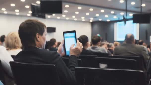 Mensen op een conferentie of presentatie — Stockvideo