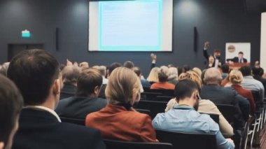 Konuşmacı konferansta konuşma yapar.