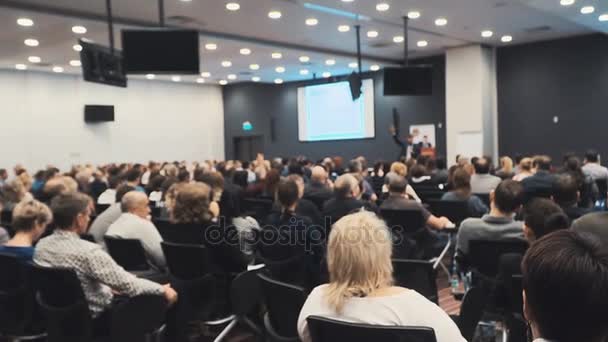 Talaren håller tal vid konferensen — Stockvideo