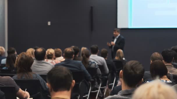 Le conférencier prononce le discours à la conférence — Video