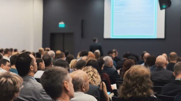 Der Redner spricht auf der Konferenz — Stockvideo