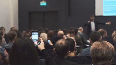 insanlar bir konferans ya da sunum