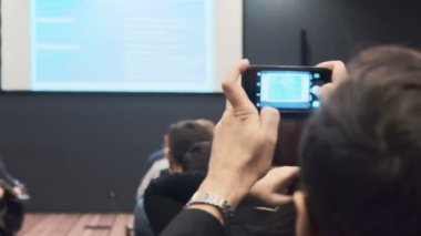 insanlar bir konferans ya da sunum