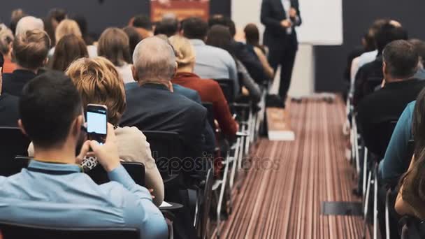 Emberek egy konferencián, vagy a bemutató — Stock videók