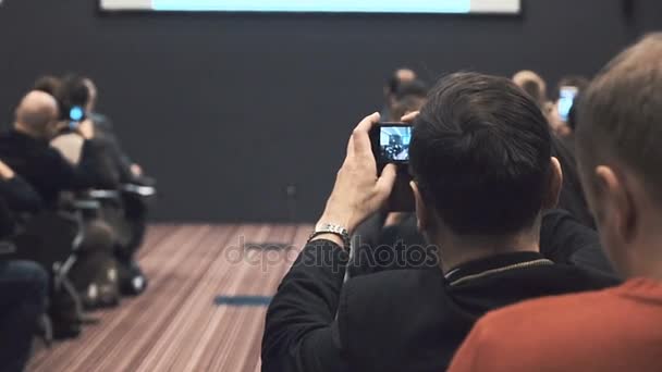 Personen auf einer Konferenz oder Präsentation — Stockvideo