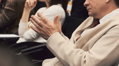 İnsanlar koridorda sunu sahnede alkış