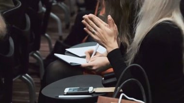 İnsanlar koridorda sunu sahnede alkış