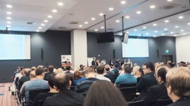 Konuşmacı konferansta konuşma yapar.
