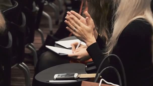 Gente en la sala aplaudiendo la presentación en el escenario — Vídeo de stock