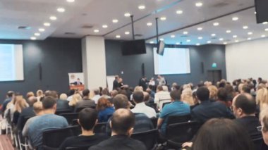 Konuşmacı konferansta konuşma yapar.