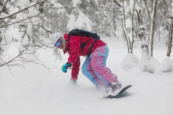 Snowboard freeride atlama toz.