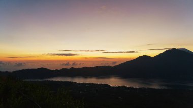 deniz üzerinde güzel günbatımı