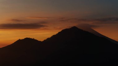 deniz üzerinde güzel günbatımı