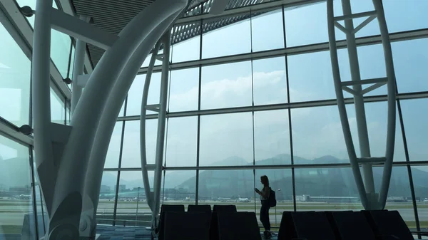 Havaalanı veznedeki kıza