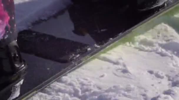 慢动作特写︰ 滑雪骑马和跳上雪山的滑雪坡 — 图库视频影像