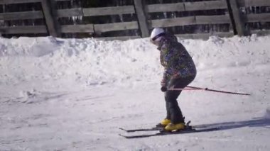 4 k arkadan görünüş karlı yamaç aşağı profesyonel kayakçı oymacılık