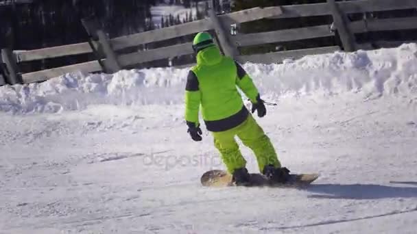 Snowboarden beneden de skipiste — Stockvideo