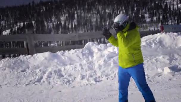 Snowboard descendo a pista de esqui — Vídeo de Stock