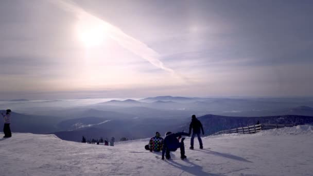 Snowboarder mirando a la estación de esquí vista — Vídeo de stock