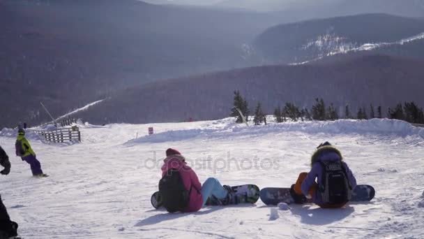 Snowboarder mirando a la estación de esquí vista — Vídeos de Stock