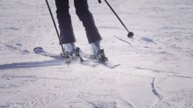 4 k arkadan görünüş karlı yamaç aşağı profesyonel kayakçı oymacılık