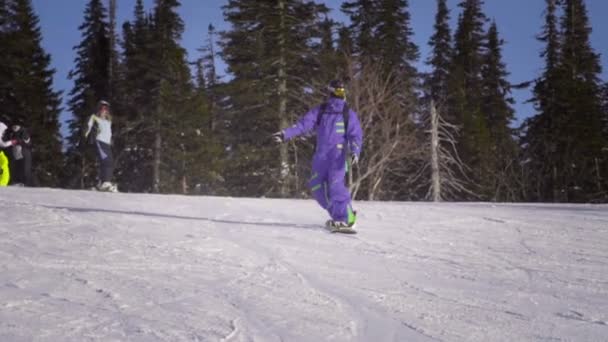 Snowboard descendo a pista de esqui — Vídeo de Stock