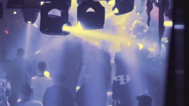 Gece parti, gece rave. Eğleniyor, uyuşturucu alarak genç insanlar. Sahne ışıkları ve lazerler